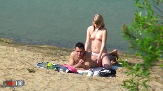 Espiado follando a la playa