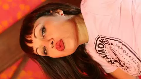 Dalila Ray haciendo un strip  encima de la cama 