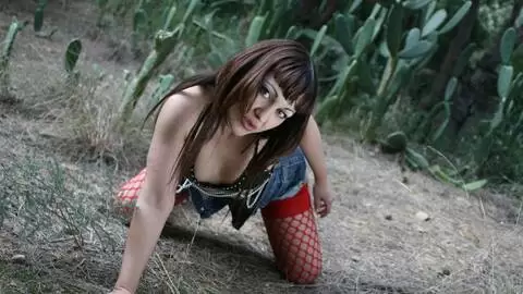 Dalila Ray posando  en el bosque 