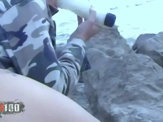 La tetona estrella porno francesa Delfynn Delage se masturba con un consolador en la playa photo 5