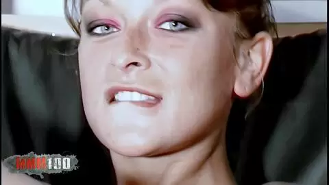 Impresionante estrella porno francesa Delfynn Delage posa para fotos y se masturba photo 13