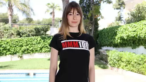 Denise Ahlm posa para fotos con la camiseta MMM100 photo 3