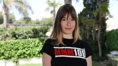 Denise Ahlm posa para fotos con la camiseta MMM100 photo 8