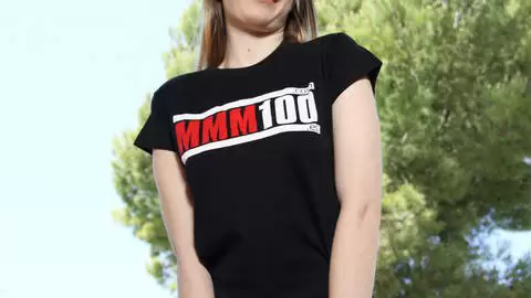 Denise Ahlm posa para fotos con la camiseta MMM100 photo 13