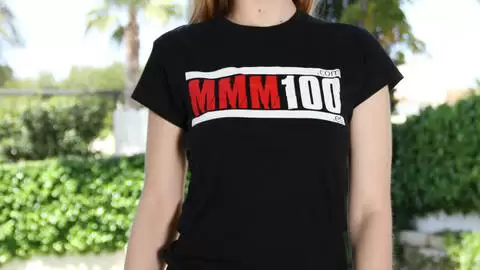 Denise Ahlm posa para fotos con la camiseta MMM100 photo 14