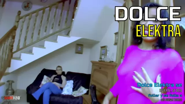 Dolce Elektra se divierte, se deja follar y se folla a dos buenas zorras