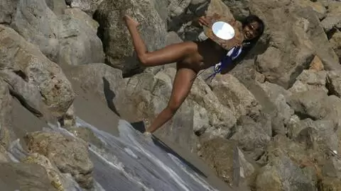 Preciosa brazilera desnuda en la playa