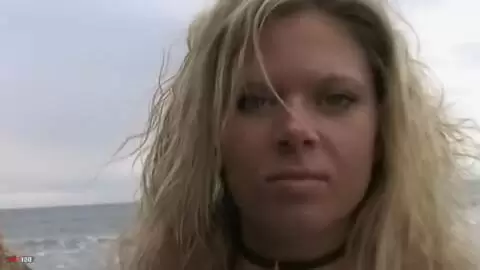 Electra desnudandose  al lado del mar  