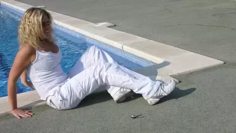 Electra posando  en la piscina photo 3