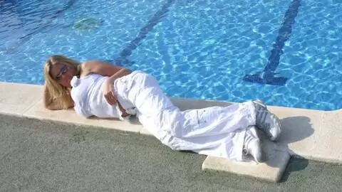 Electra posando  en la piscina photo 4