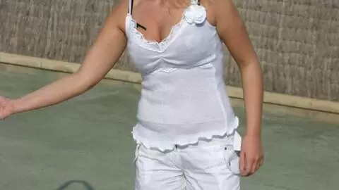 Electra posando  en la piscina photo 10