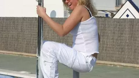 Electra posando  en la piscina photo 12