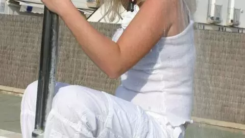 Electra posando  en la piscina photo 13