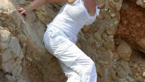 Electra enseñando su cuerpo  en las rocas photo 1