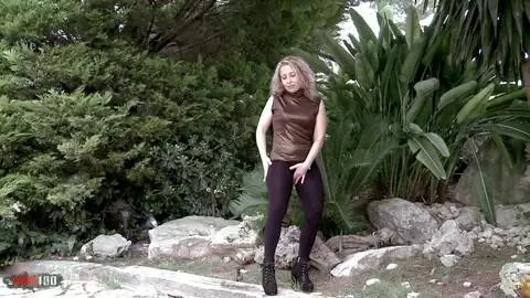 Eli Sex, mostrando su cuerpo en el jardín photo 01