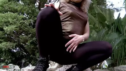 Eli Sex, mostrando su cuerpo en el jardín photo 02