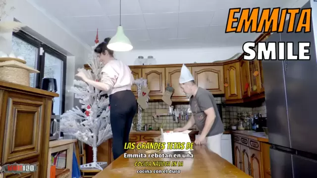 Las grandes tetas de Emmita rebotan...