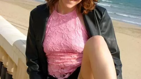 Emy desnudandose  en la playa  photo 2