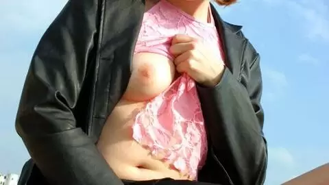 Emy desnudandose  en la playa  photo 3