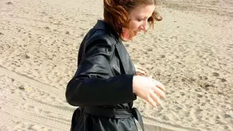 Emy desnudandose  en la playa  photo 5