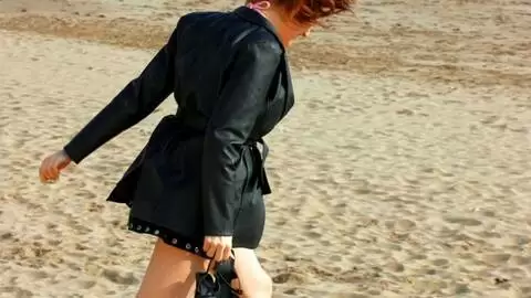 Emy desnudandose  en la playa  photo 9