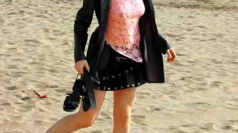 Emy desnudandose  en la playa  photo 10