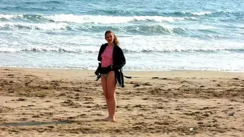 Emy desnudandose  en la playa  photo 12