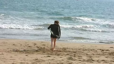 Emy desnudandose  en la playa  photo 13