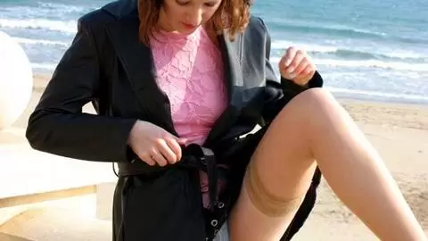 Emy desnudandose  en la playa 