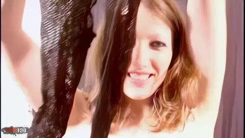 Emy desnudandose 