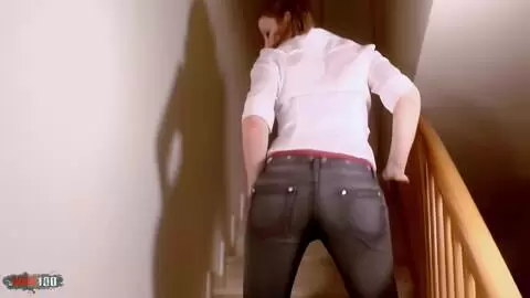 Emy desnudandose en las escaleras  photo 02