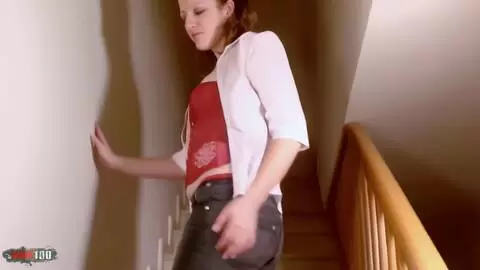 Emy desnudandose en las escaleras  photo 04