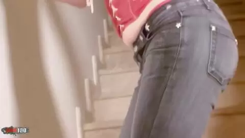 Emy desnudandose en las escaleras  photo 06