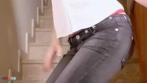 Emy desnudandose en las escaleras 
