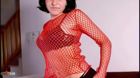 Erika posando  en el sofá  photo 02