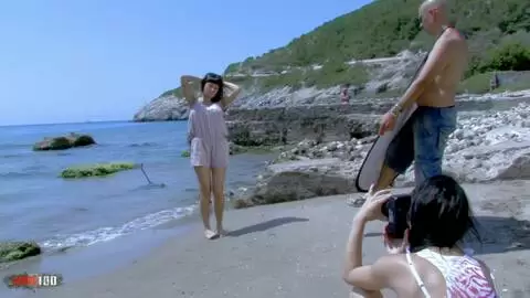Rodando en la playa con la bomba latina Esmeralda Moon
