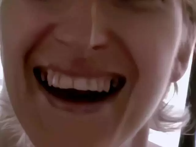 Estelle Clark haciendo un strip   photo 1