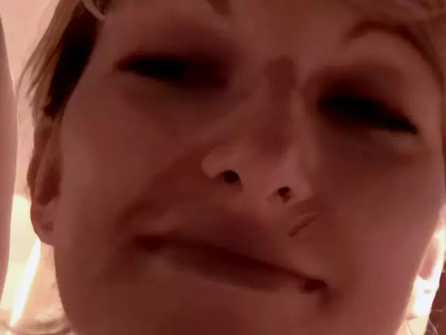 Estelle Clark haciendo un strip   photo 2