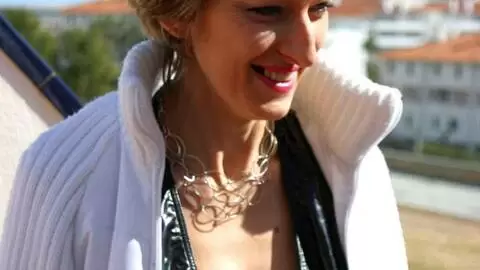 Estelle Clark posando  en la terraza 