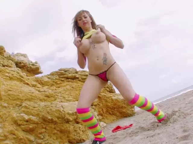 Eva Lange posando  en la playa  photo 1