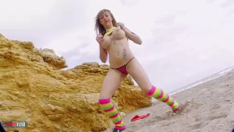 Eva Lange posando  en la playa 