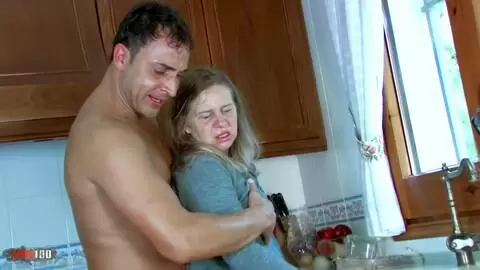 Milf francesa gorda le gusta que una polla joven la folle en la cocina