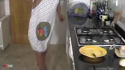 Latina madurita dandose dedo en la cocina photo 02