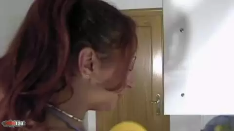 Latina madurita dandose dedo en la cocina photo 03