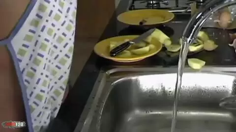 Latina madurita dandose dedo en la cocina photo 05