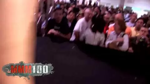 Puta con piercings y puño follada por el culo por un consolador enorme en público photo 01