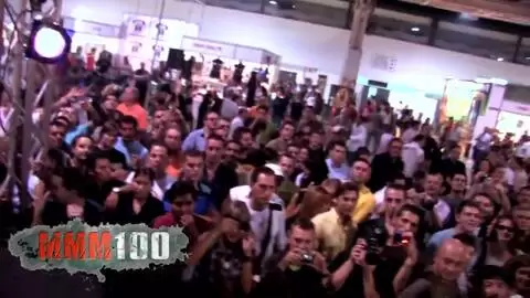 Puta con piercings y puño follada por el culo por un consolador enorme en público photo 06