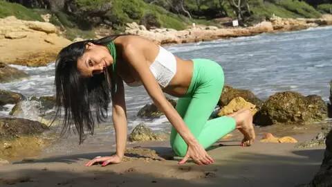 Francys Belle haciendo un strip  al lado del mar   photo 5