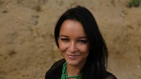 Francys Belle desnudandose  en la playa 