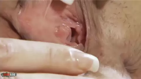 La ardiente morena Gabriella Borgia se desnuda en la cama, acariciando su cuerpo y provoc&aacute;ndote sin piedad. photo 10